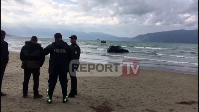 Vlorë, gjendet nje makinë në det, dyshohet se ngeci në momentin që po transportonte një gomone