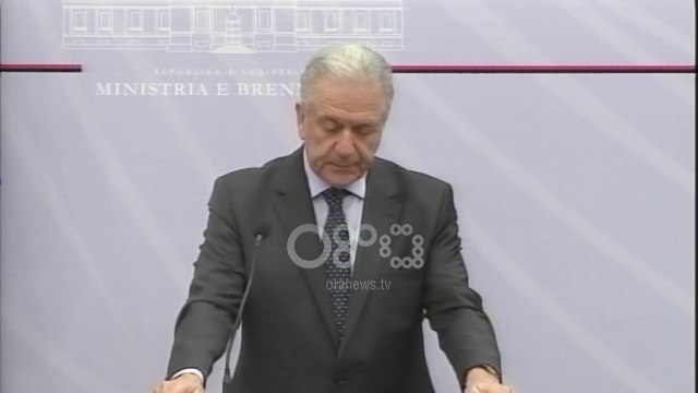 Ora News - Avramopulos: Vazhdoni luftën kundër krimit të organizuar, mbështesim vetingun