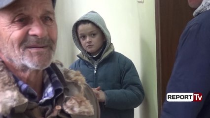 Report TV - Virozat mbushin pavijonin e pediatrisë në Elbasan, mbi 200 raste në ditë