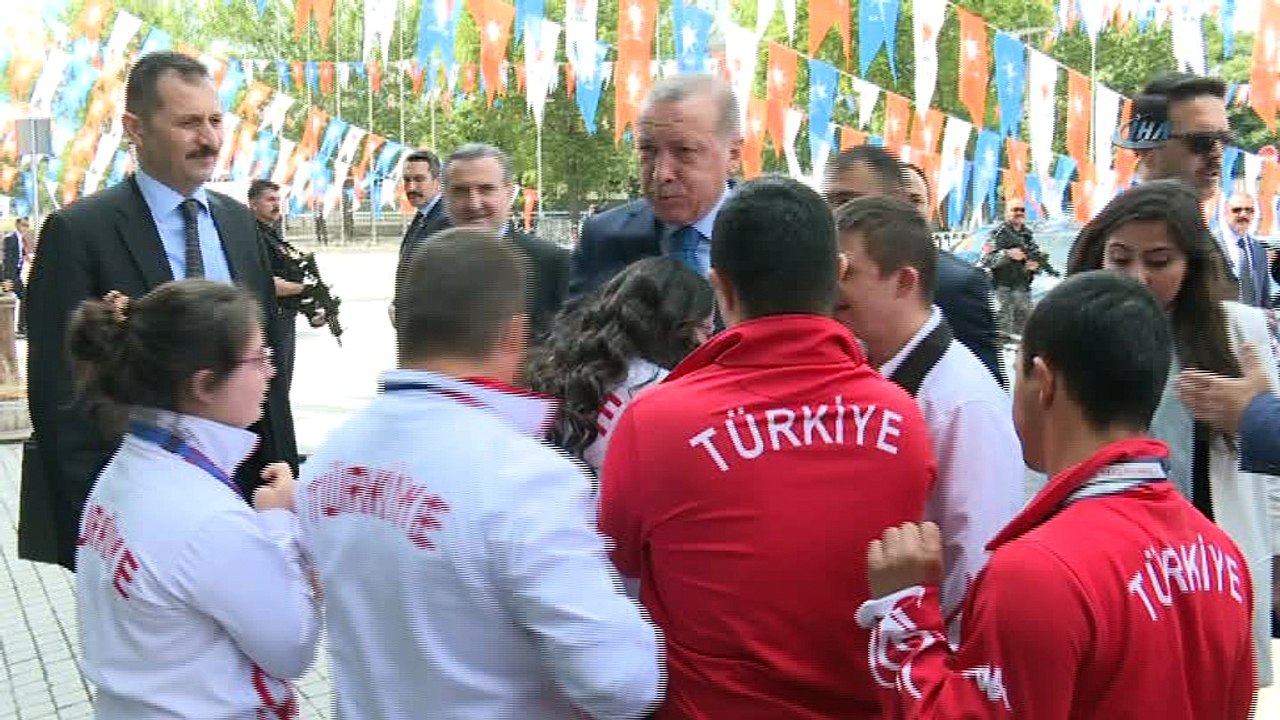 Down sendromlu sporcular, Cumhurbaşkanı Erdoğan'ı kapıda karşıladı