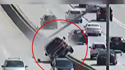 [이브닝] 고속도로 분리대 올라타 곡예운전?!...'아찔' / YTN