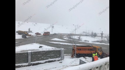 Qafë Thana përfshihet nga bora lejohet qarkullimi vetëm me zinxhirë