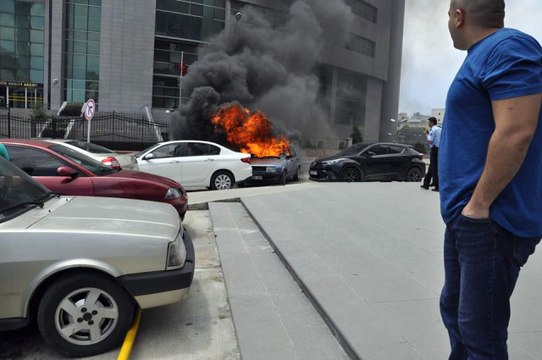 Suçsuz Yere Ceza Aldım Deyip Adliye Önünde Ağabeyinin Aracını Yaktı
