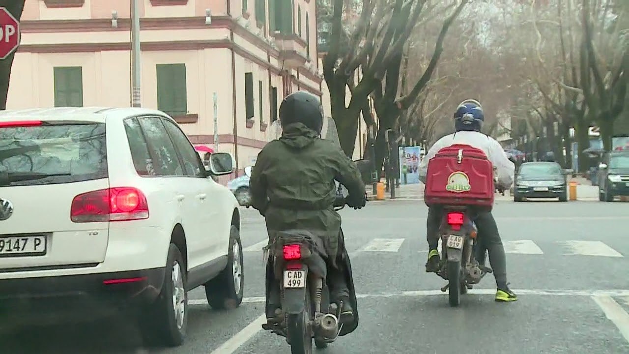 Mashtrimi i policit rrugor - Top Channel Albania - News - Lajme