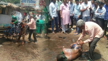 हाईवे पर युवक ने खुद को लगाई आग, देखिए वीडियो में पूरी घटना