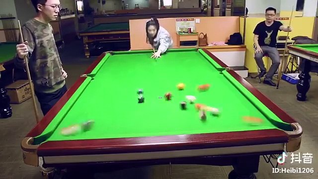 Cette chinoise met toutes les boules de billard dans le trou du 1er coup !