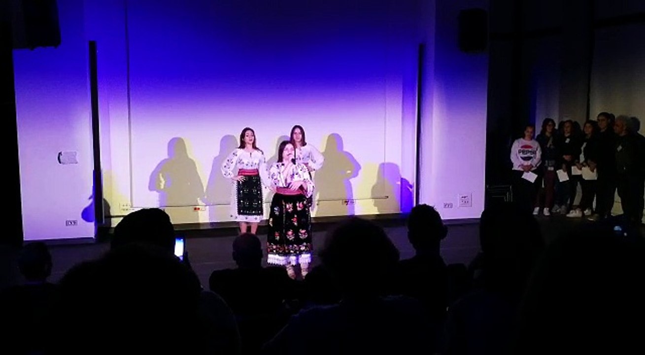 Francophonie 2ème édition - Danse et musique folklorique Roumaine du Lycée Voltaire de Craiova