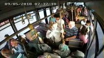 Kahraman şoför bu kez otobüste bayılan yolcuyu hastaneye yetiştirdi...O anlar kamerada