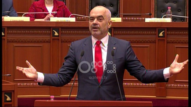 Ora News - Rama nga foltorja: Teatri Kombëtar do shembet! Vetëm në Shqipëri aktorët zihen për mu