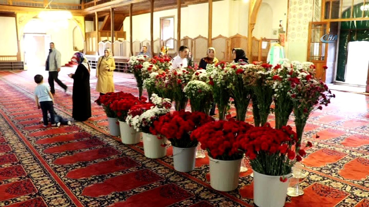 Kadim Osmanlı geleneği Edirne’de bir kez daha yaşatıldı... Ulu Cami çiçeklerle donatıldı