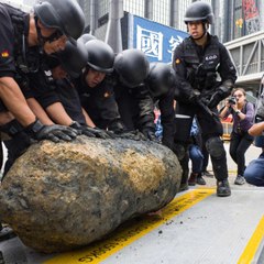 Une bombe de la Seconde guerre mondiale extraite au coeur de Hong Kong