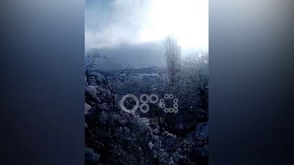 Ora News -  Pamje mahnitëse të Gramshit mbuluar nga dëbora