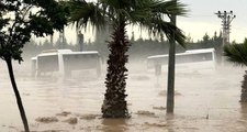 Kilis'teki Sağanak Yağış Hayatı Felç Etti! Sel Suları Otobüslerin Boyuna Ulaştı