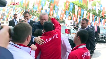 Cumhurbaşkanı Erdoğan'ı down sendromlu sporcular karşıladı