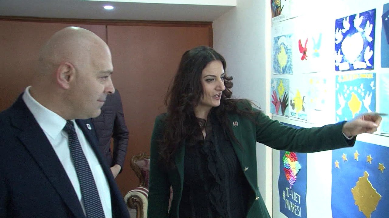 Nxënësit e shkollave të Gjakovës hapin ekspozitën e pavarësisë - Lajme