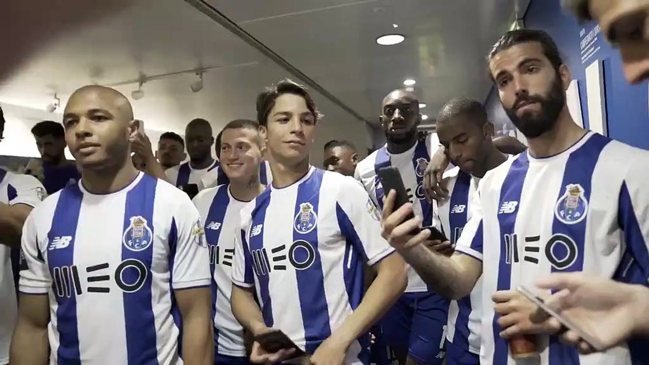 Não foi fácil para o staff do FC Porto explicar o processo da entrega da taça aos jogadores