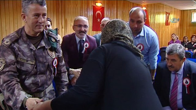 Şehit Demet Sezen'in adı Necdet Seçkinöz Ortaokulundaki laboratuvarda yaşatılacak- Şehit Demet Sezen'in annesi Zeynep Köşker:- ''Bayrağını indirmedi, ezanını dindirmedi, göğsünü gere gere şehit oldu yavrum. O yüzden gözüm arkada d...