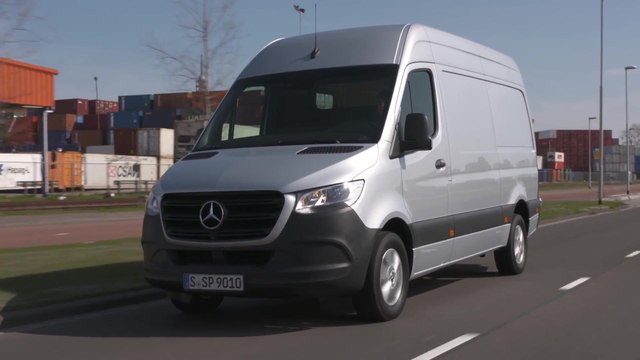 Mercedes-Benz Sprinter 319 CDI Panel Van - Iridium silver metallic Driving Video