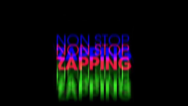 Des skieurs descendent une piste avant de glisser... sur une route, la vidéo WTF