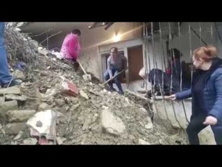 Ora News - Gjirokastër, banorët "rrëmbejnë" lopatat për të pastruar pallatin