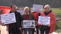 Report TV - Varrezat e ushtarëve grekë, protestë në fshatin Dragot, Tepelenë