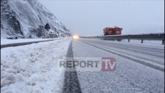 Report TV - Dëbora në Kukës, Rruga e Kombit e kalueshme, bllokohen dy zona