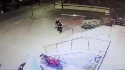 Скачать видео: Güvenlik Kamerasından İz Süren Polis Hırsızları Yakaladı (2)