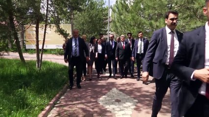 Makedonya Cumhurbaşkanı Ivanov, 'doktor balıklar'ı ziyaret etti - SİVAS