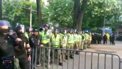 Драка фанатов с полицией на 9 мая