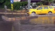 İzmir’de yağmur sele döndü, ev ve iş yerlerini su bastı