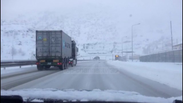 Rikthehet dëbora, reshje të dendura në Kukës - Top Channel Albania - News - Lajme