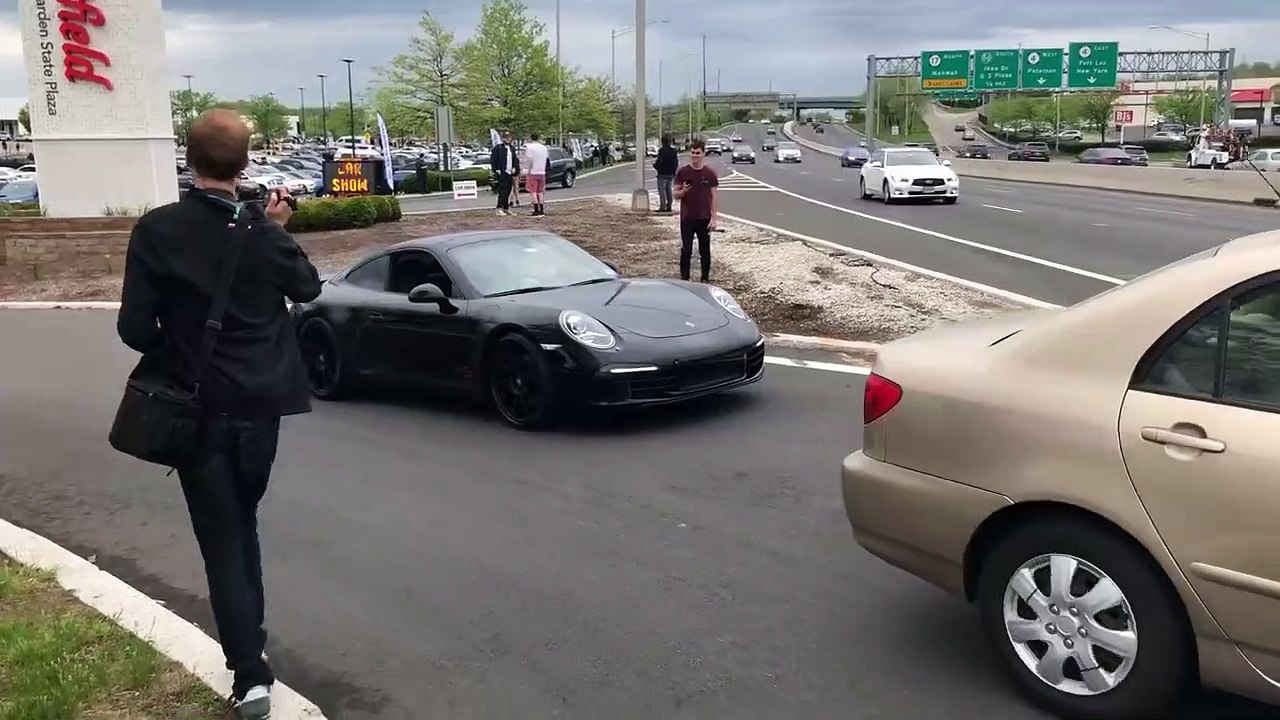 Il voulait frimer avec sa Porsche 911 et va le regretter... Honte de sa vie