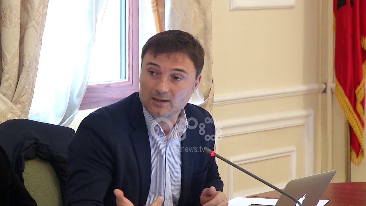 Ora News - Ministri Xhafaj nuk do i nënshtrohet vettingut, ligji kalon në komision me votat e PS