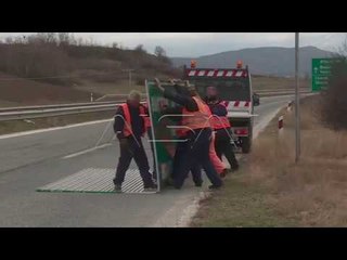 Filloi heqja e tabelave me mbishkrimin “Aleksandri i Madh”