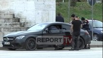 Report TV - Xhiroi gomat, policia bllokon makinën luksoze te Sheshi Skëndërbej,