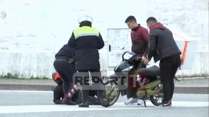 Tiranë, po raportonte live për aksidentet, gazetari i Report TV përballet me përplasjen e motorrit