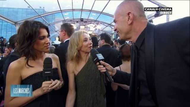 Sylvie Testud décontractée sur les marches - Cannes 2018