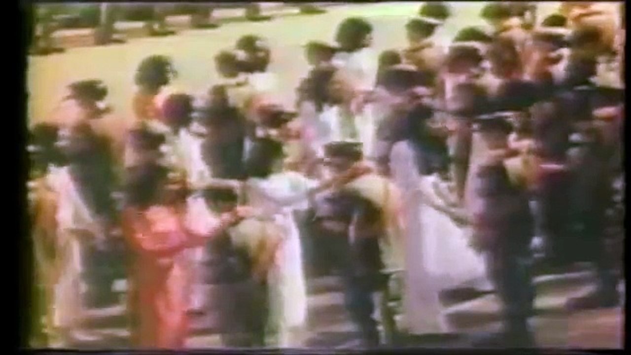 Hung Cuong & Mai Le Huyen gap nhau tren pho nhac truoc 1975