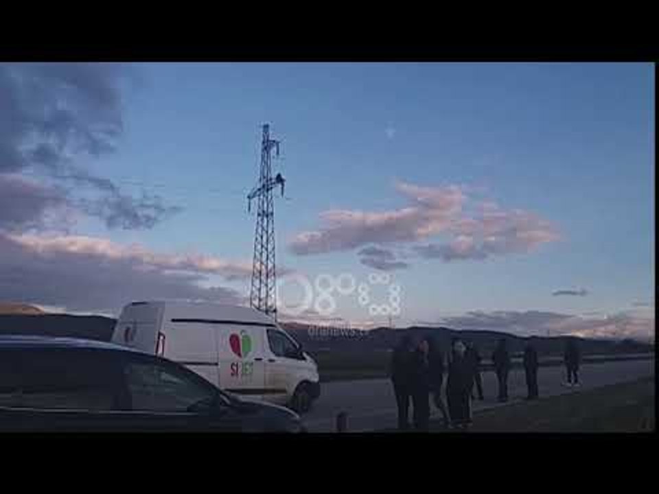 Ora News - Fier, 32 vjeçari prej orës 12 mbi shtyllën e tensionit të lartë dhe nuk zbret