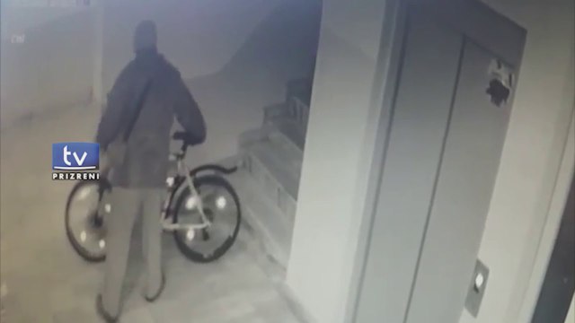 I vjedhin biçikletën, pronari publikon pamjet e hajnit të maskuar nga kamerat e sigurisë