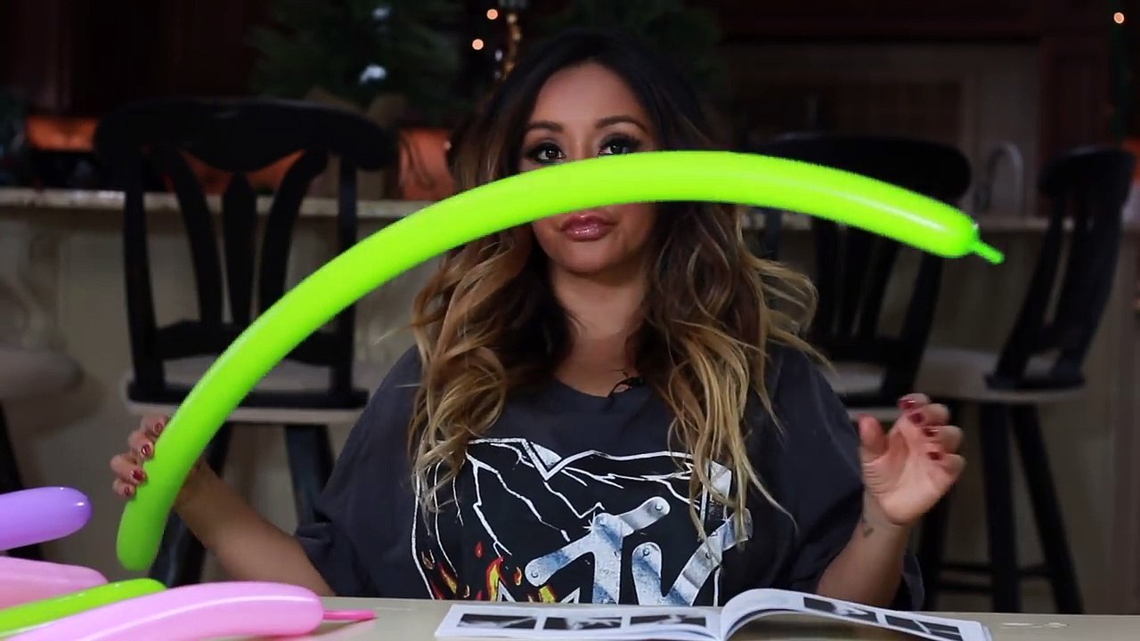 SNOOKI MAKES BALLOON ANIMALS FOR THE FIRST TIME
