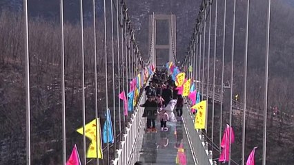 Kinë, turistët sfidojnë lartësinë mbi urën e qelqtë - Top Channel Albania - News - Lajme