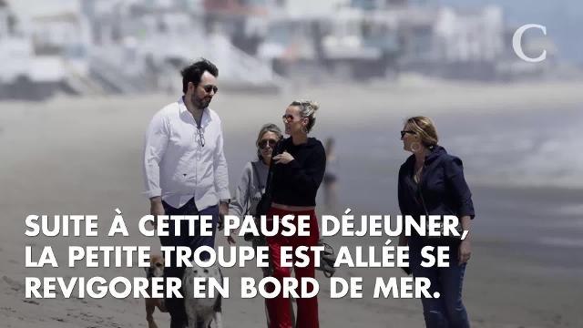 PHOTOS. Le sourire aux lèvres, Laeticia Hallyday promène Cheyenne, la chienne de Johnny