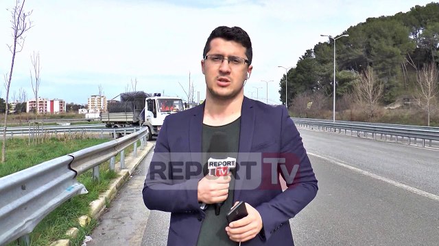Report TV - LIVE/Kamioni në sens të kundërt në vendin ku ndodhi aksidenti tragjik