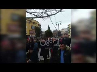 Ora News - Protesta para ambasadave: "Nuk do të harrojmë genocidin çam"