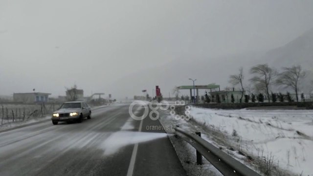 Ora News - Rikthehet moti i keq, reshje dëborë në Dibër, bllokime në zonat malore