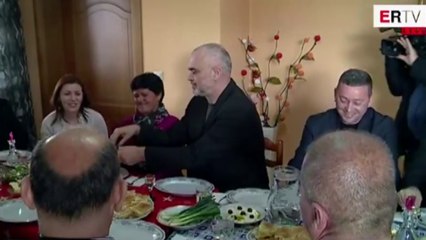 Ora News - Rama: E kam zakon t'i shërbej vetëm zonjave, burrat ndaç mos hanë fare...