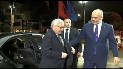 Mbërrijnë në Tiranë Juncker e Hahn, nis takimi me Ramën