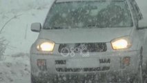 Ora News - Mbi 20 cm borë në Dardhë, pajisni makinat me zinxhirë