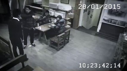 Une femme met KO 3 hommes venu embrouiller les gens dans un restaurant